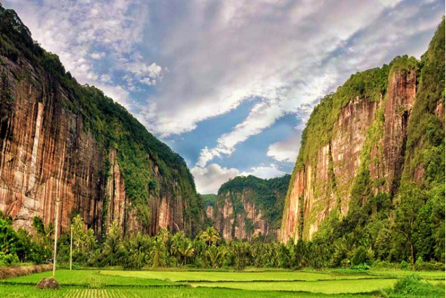 indahnya-lembah-harau-sumatera-barat-serta-tebing-batu-yang-berusia-40-juta-tahun-
